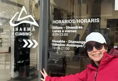 Maria Ona a la puerta de Sharma BCN